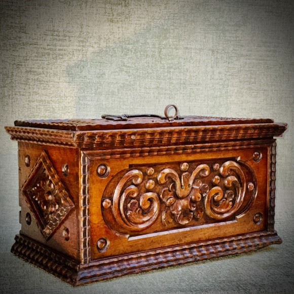 Box carved walnut Alsace XVII century