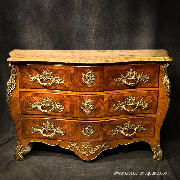 Commode Galbée XVIII ème Marquetée Bois De Violett