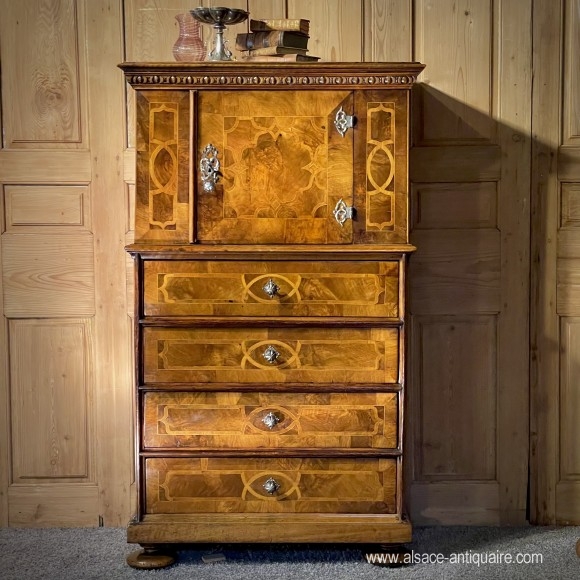 Rare cabinet offered during a birth 18th Century