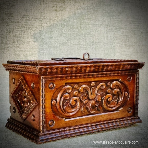Box carved walnut Alsace XVII century