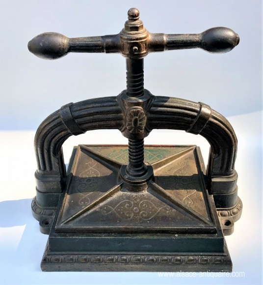 Binding press in cast iron XIX