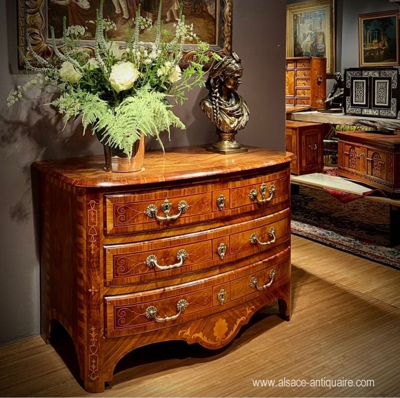  Commode galbée XVIII ème marquetée noyer