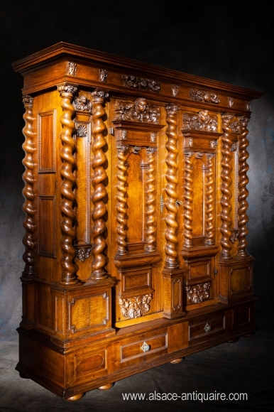 Armoire alsacienne XVII ème à 11 colonnes 