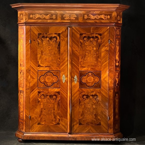 Armoire XVIII ème Marquetée Fleurs et Volutes