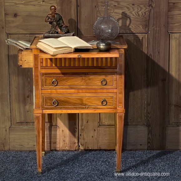 Petite commode ecritoire Marqueterie de noyer XVII