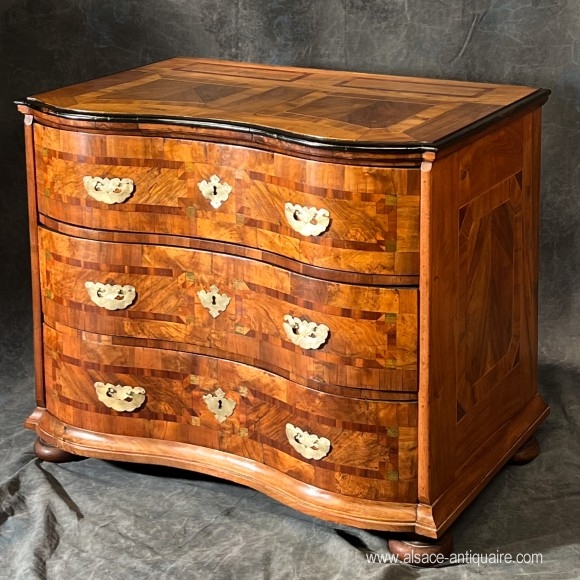 Commode Arbalète  Marquetée Noyer XVIII ème belles