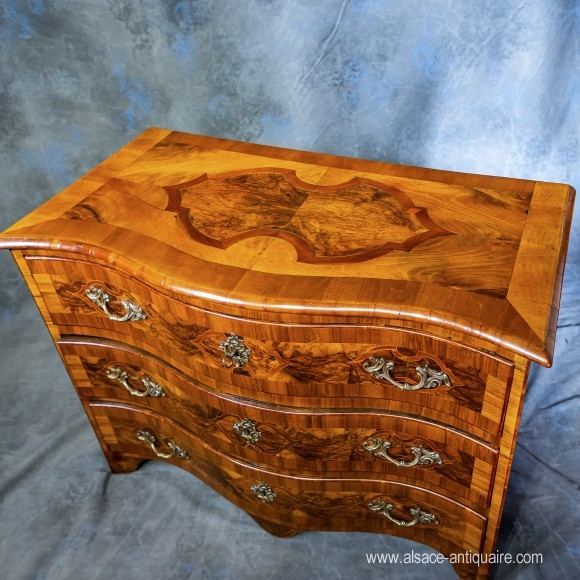 Commode galbée Alsace  XVIII ème siècle  marqueter