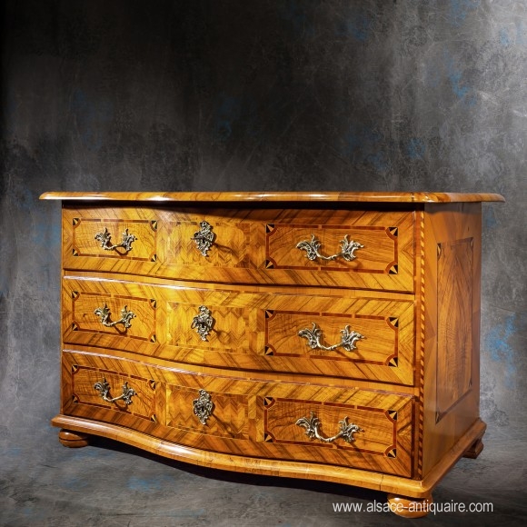 Commode alsacienne galbée marquetée noyer 18 ème