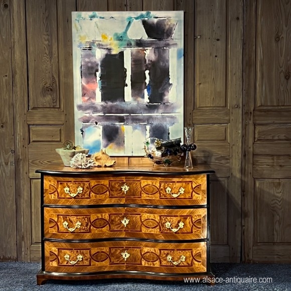 Commode Galbée Marquetée Décor d’Entrelacs 18 ème