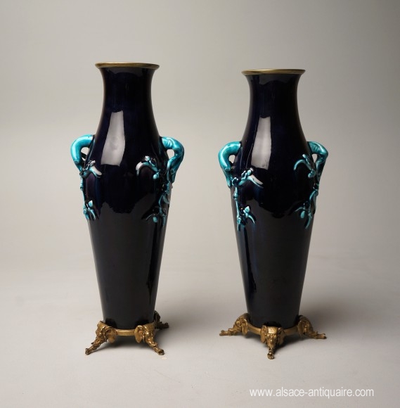 PAIRE DE VASES AUBERGINES SIGNES DECK