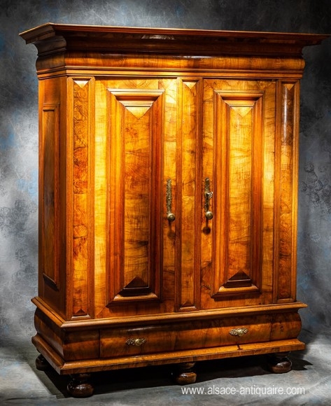 Armoire Alsacienne à Coussins