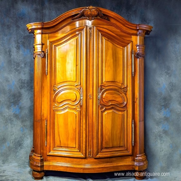 Armoire Strasbourg noyer XVIII ème galbée 