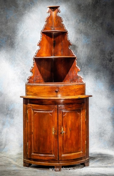 Buffet d'angle galbé noyer Alsacien