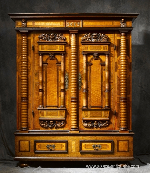 Armoire renaissance datée 1677