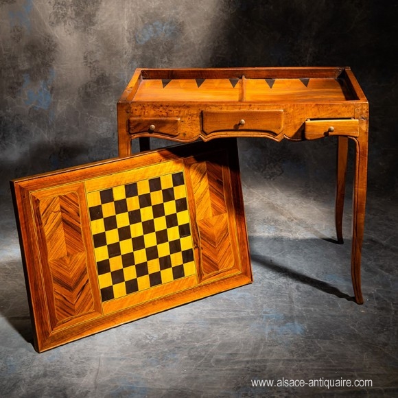 Table de Jeux Noyer XVIII ème