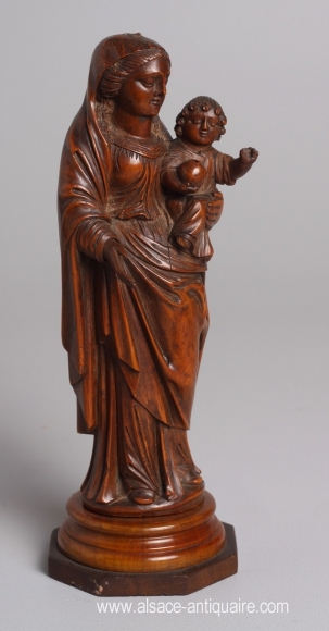 Vierge en buis sculpté