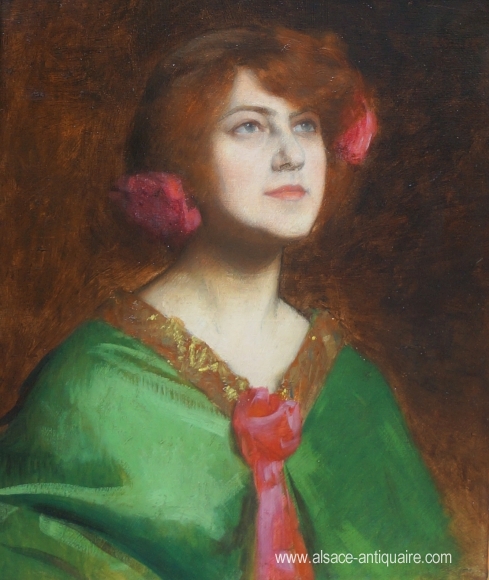 Jeune femme rousse aux yeux verts